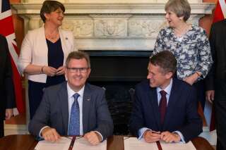 Theresa May signe un accord de gouvernement avec le DUP, le sulfureux parti nord-irlandais