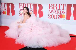 Brit Awards 2018: Dua Lipa a pris toute la place sur le tapis rouge avec sa robe