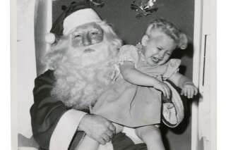 Il collectionne les pires photos de pères Noël