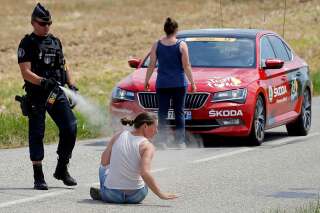Tour de France 2018 Étape 16: cette photo d'un gendarme pendant la manifestation fait réagir