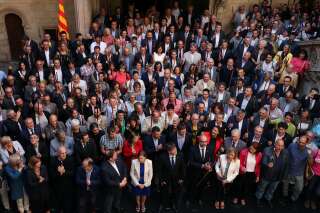 À Barcelone, des centaines de maires catalans ont défilé avec un bâton