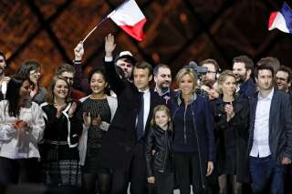 Brigitte Macron et ses enfants sur la photo de famille de Macron au Louvre