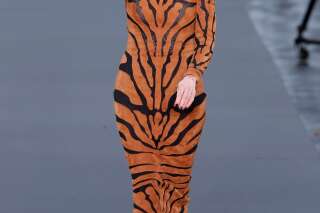 Jane Fonda, reine du défilé L'Oréal sur les Champs-Élysées pour la Fashion Week
