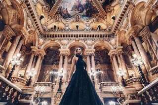 Cette artiste photographie des femmes vêtues de robes magnifiques dans des lieux merveilleux