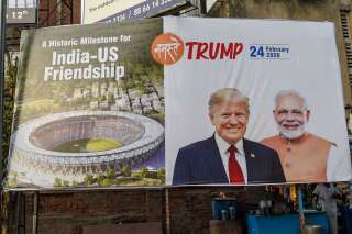 Avant la visite de Trump en Inde, un mur construit pour cacher des bidonvilles