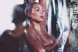 Kim Kardashian nue et recouverte de paillettes pour promouvoir sa marque de maquillage
