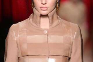 Kendall Jenner défile pour Moschino habillée en carton lors de la Fashion Week de Milan