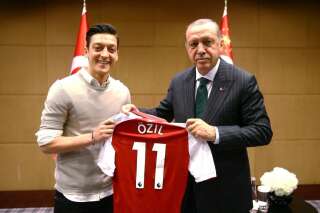Mesut Özil, critiqué pour une photo avec Recep Tayyip Erdogan, annonce qu'il quitte la sélection allemande