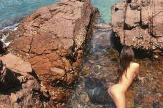 Emily Ratajkowski, nue dans l'eau, joue les sirènes pendant ses vacances