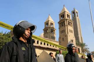 Un attentat à la bombe dans une église du Caire en Égypte fait des dizaines de morts