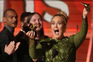 Adele a cassé son prix en deux pour le partager avec Beyoncé aux Grammy Awards 2017