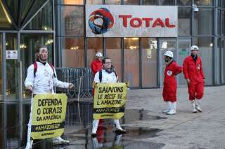 Pourquoi Greenpeace a déversé 3000 litres de mélasse devant le siège de Total à La Défense