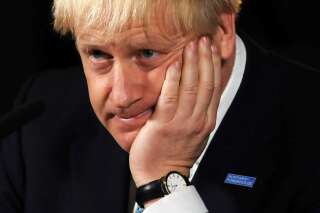Revers pour Boris Johnson, sa majorité au Parlement réduite