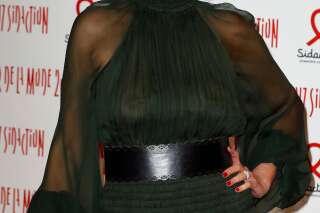 Cristina Cordula dévoile sa poitrine sur le tapis rouge du dîner de la mode contre le sida
