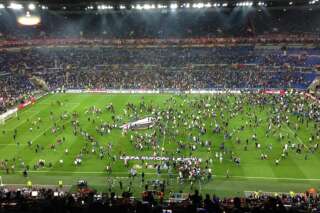 Lyon - Besiktas: la pelouse du Parc OL envahie avant le début du match, le coup d'envoi donné avec 45 minutes de retard