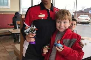 Le geste adorable d'une employée de McDonalds envers un petit garçon autiste