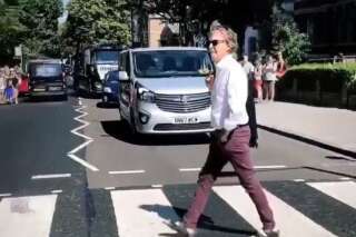 Paul McCartney traverse Abbey Road tout seul et c'est la folie