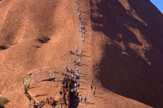 Ruée sur le rocher Uluru en Australie avant sa fermeture au public