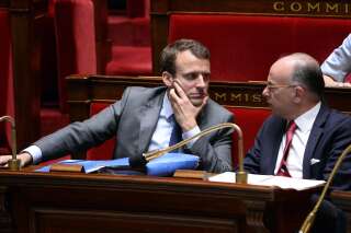 Pendant la passation de pouvoir avec Édouard Philippe, Bernard Cazeneuve tacle discrètement Emmanuel Macron