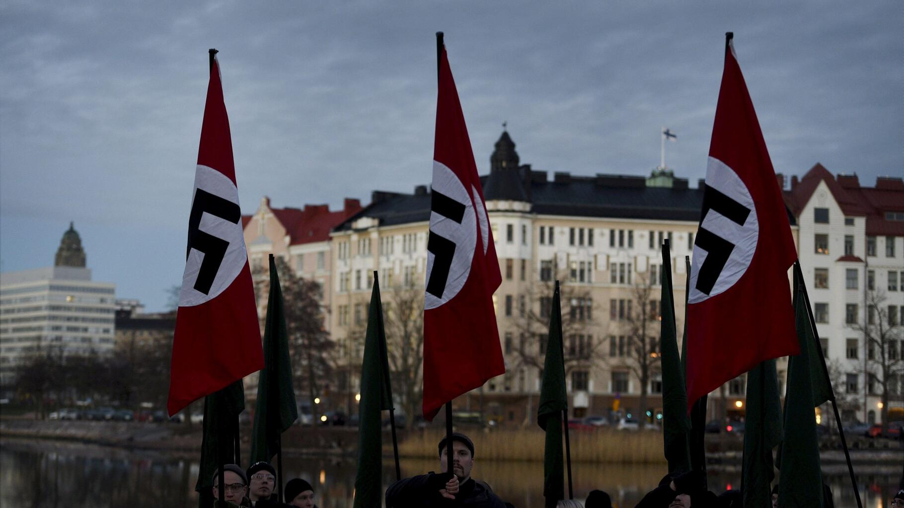 Un homme appelle la police pour retrouver son drapeau nazi