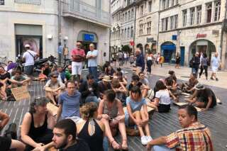 Besançon: contre l'arrêté anti-mendicité interdisant de s'asseoir à Besançon, ils protestent avec un sit-in
