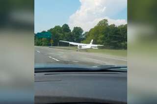 Ce pilote d'avion a géré à la perfection son atterrissage sur une autoroute