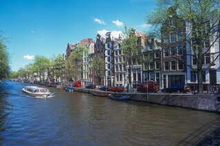 À Amsterdam, une camionnette avec 9 touristes bascule dans un canal