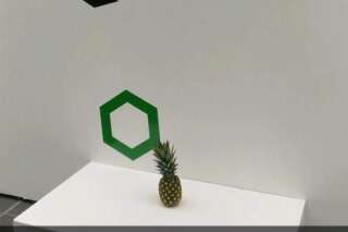 Des étudiants déposent un ananas dans un musée, le fruit est pris pour une œuvre d'art