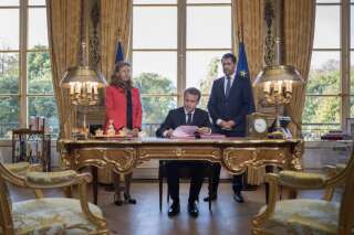 Macron met en scène en direct à la télé sa signature des lois de moralisation de la vie publique