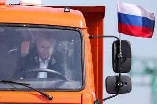 Poutine au volant d'un gros camion pour inaugurer le pont reliant la Crimée annexée à la Russie