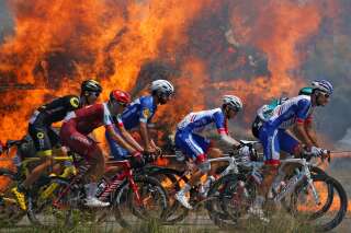 Tour de France 2018 : les images spectaculaires des coureurs au milieu des flammes