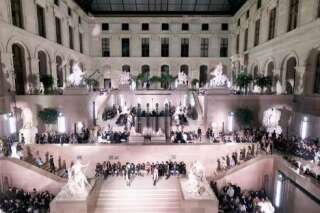 Les images du premier défilé de mode à l'intérieur du Louvre, signé Louis Vuitton