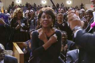 Le dernier salut très symbolique de l'élue américaine Maxine Waters à Aretha Franklin