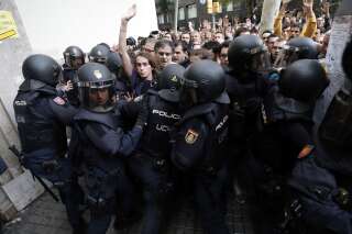 Référendum en Catalogne: tensions entre policiers et électeurs catalans