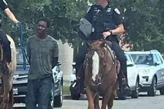 Au Texas, des policiers à cheval mènent un homme noir avec une corde