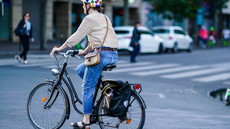 Taxe d'habitation, APL, marquage des vélos... tout ce qui change au 1er janvier (photo d'illustration: une cycliste à Paris en juillet 2020)