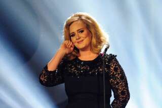 VIDÉOS. Adele consulte un hypnothérapeute pour lutter contre sa peur de chanter sur scène