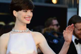 PHOTOS. Anne Hathaway s'excuse pour sa robe portée aux Oscars