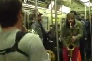 VIDÉOS. New York : deux hommes se lancent dans une battle de saxophone dans le métro