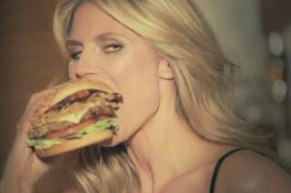 VIDÉO. Heidi Klum mange un hamburger dans une publicité pour Carl's Jr & Hardee