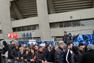 PSG-Barcelone: pagaille au Parc des Princes pour la vente des places, marché noir sur Ebay, Twitter s'indigne