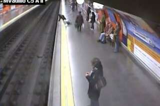 VIDÉO. Une femme tombée sur les rails du métro est sauvée par un policier