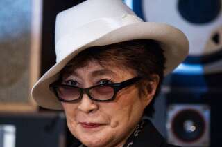 PHOTOS. Yoko Ono se lance dans la mode avec une ligne de vêtements inspirée de John Lennon