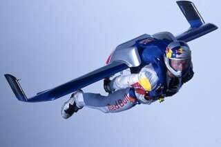 VIDÉO. Le saut de Felix Baumgartner, qui veut atteindre le mur du son en chute libre, reporté