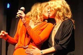 PHOTO. Sharon Stone et Kate Moss s'embrassent pour la bonne cause