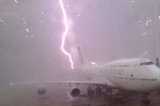 Illusion d'optique: un avion semble être frappé par la foudre, une photo amateur fait le tour du web