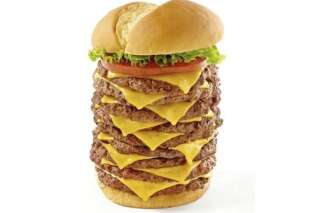 PHOTOS. Le burger aux 5100 calories et aux 117 grammes de graisse concentrés sur 9 couches