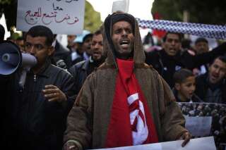 PHOTOS. VIDÉOS. Les islamistes d'Ennahda manifestent à Tunis pour défendre le droit de leur parti à diriger le pays