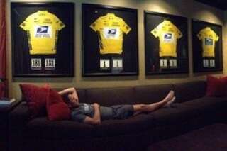 PHOTO. Lance Armstrong joue la provoc en posant devant ses 7 maillots jaunes