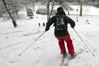 PHOTOS. Paris sous la neige: le parc des Buttes Chaumont se transforme en station de ski